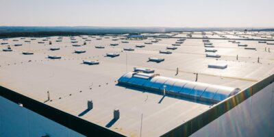 Flachdach einer Halle © smart roof solutions