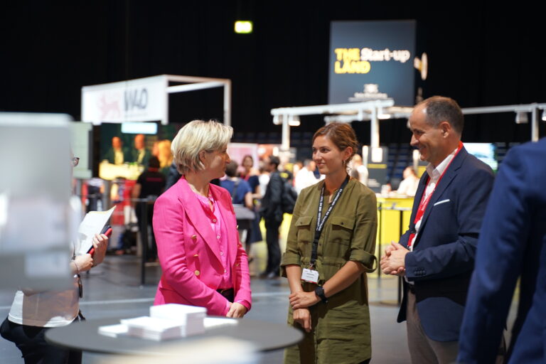 Wirtschaftsministerin Dr. Nicole Hoffmeister-Kraut besucht Ausstellung des Kompetenzzentrums Smart Services