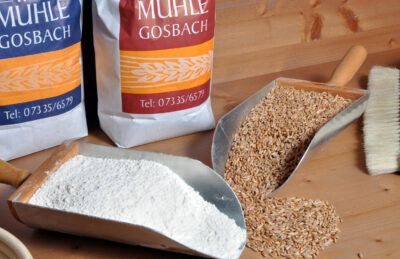 © Obere Mühle Gosbach Abbildung 2 Mehl und Korn © Obere Mühle Gosbach
