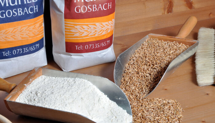 Abbildung 2 Mehl und Korn © Obere Mühle Gosbach