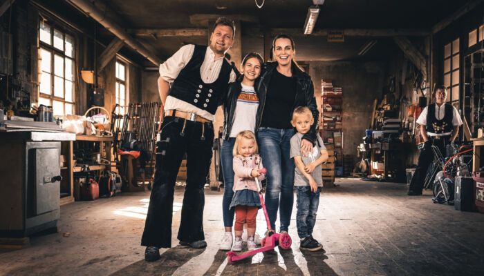 Neue Perspektiven im Familienbetrieb: Matthias und Daniela Stoll mit ihren drei Kindern © Stoll - Zimmerei & Dacheindeckungen