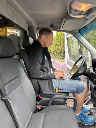 Am Laptop im Sprinter
