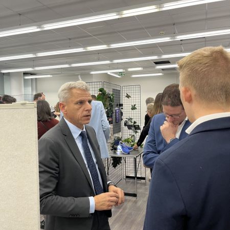 Staatssekretaer-Dr.-Rapp-beim-Besuch-des-uih-Pop-up-Labors-in-Weinheim-@Ministerium-fuer-Wirtschaft-Arbeit-und-Tourismus-Baden-Wuerttemberg