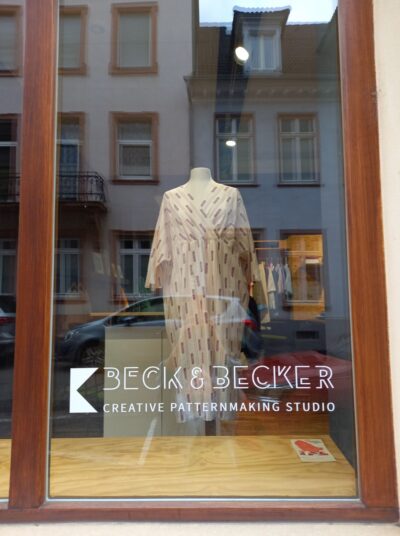 Beck&Becker bespielen ein Schaufenster der TEXTILEREI Mannheim – Gründungszentrum für Mode- & Lifestyle-Startups (© Beck&Becker)