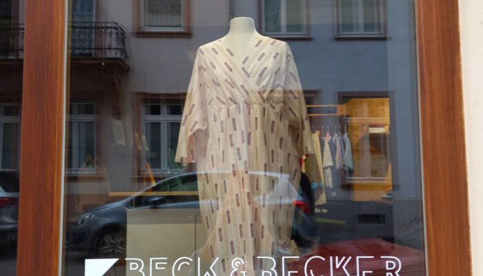 Beck&Becker bespielen ein Schaufenster der TEXTILEREI Mannheim – Gründungszentrum für Mode- & Lifestyle-Startups (© Beck&Becker)