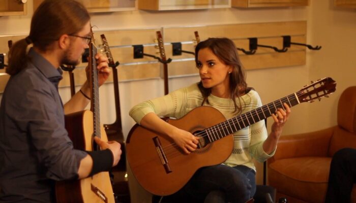 Ana Vicovic zu Besuch im Ladengeschäft. (©Siccas Guitars)